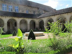 Jardin et arcades du cloître de Crémieu