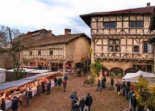 Place bordée de maisons à colombages à Pérouges