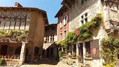 Ruelle pavée et maisons anciennes à Pérouges