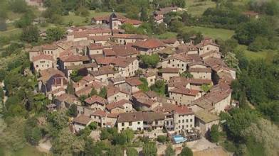 Vue d’ensemble de la cité médiévale de Pérouges